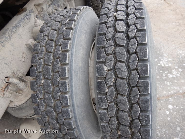 image for item DG7944 2001 Kenworth T800  semi truck