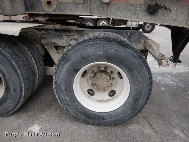 image for item DG7944 2001 Kenworth T800  semi truck