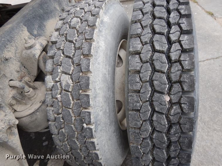 image for item DG7944 2001 Kenworth T800  semi truck