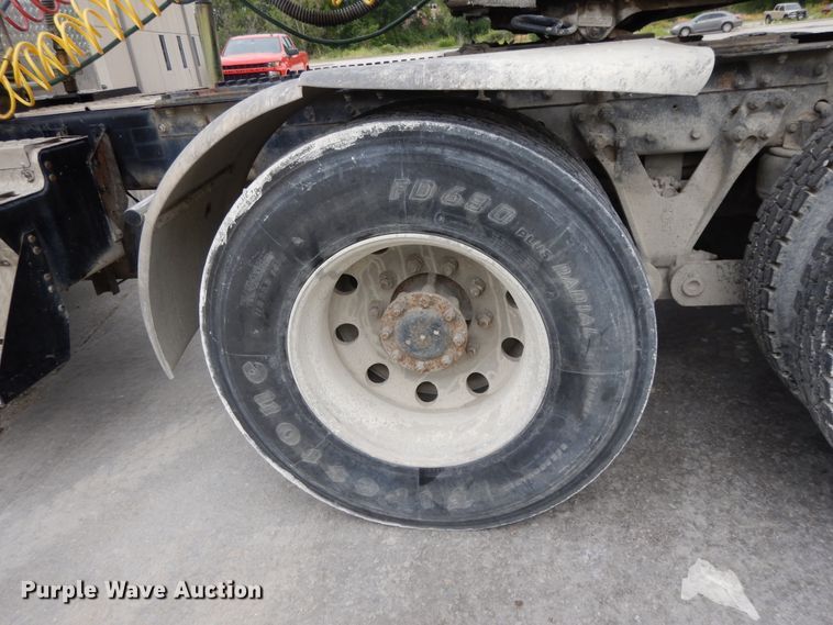 image for item DG7944 2001 Kenworth T800  semi truck