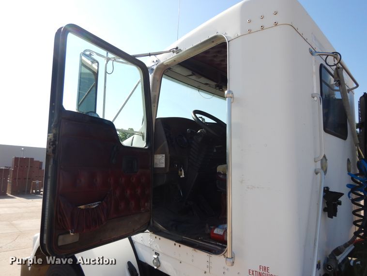 image for item DJ3253 2005 Kenworth T800  semi truck