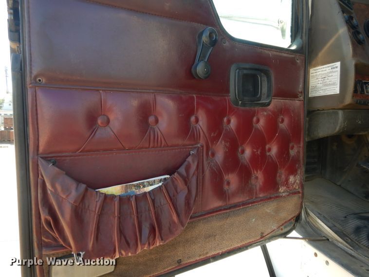 image for item DJ3253 2005 Kenworth T800  semi truck