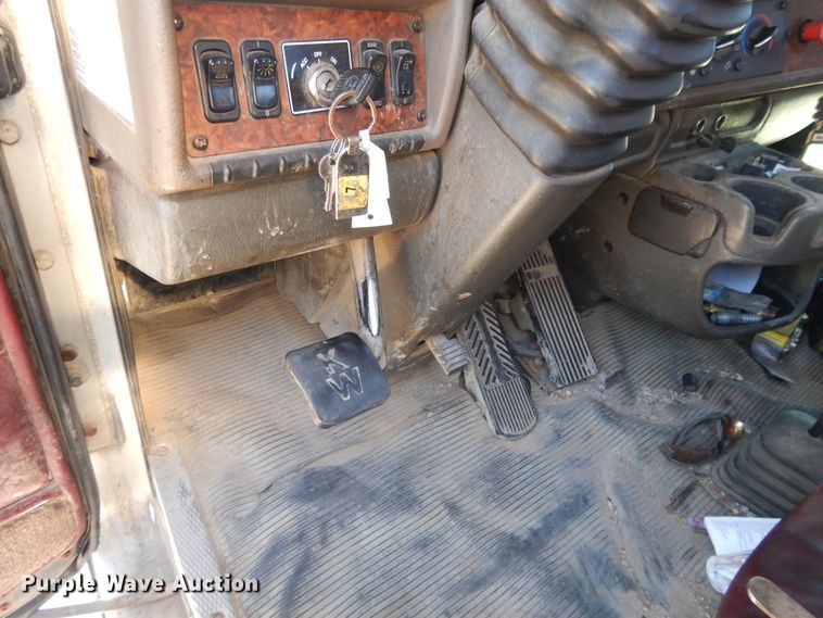 image for item DJ3253 2005 Kenworth T800  semi truck