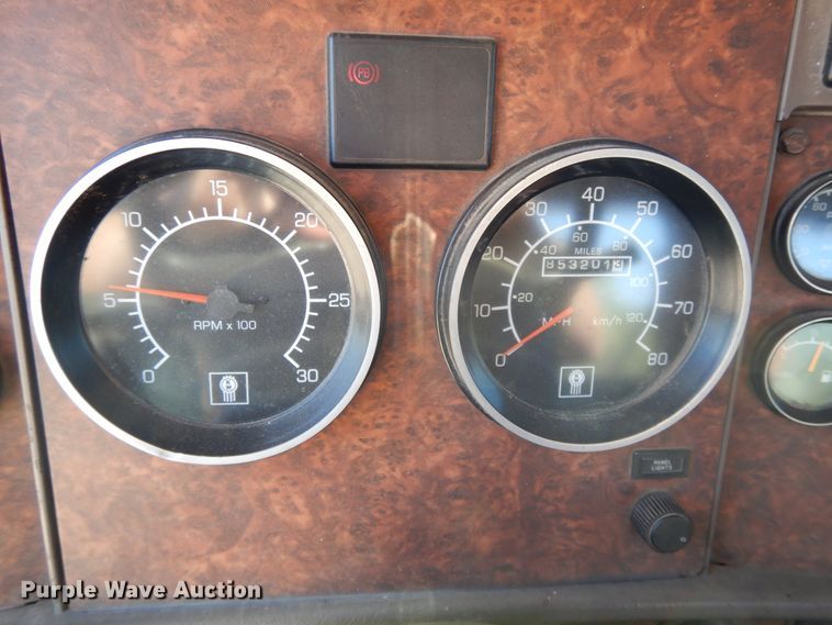 image for item DJ3253 2005 Kenworth T800  semi truck