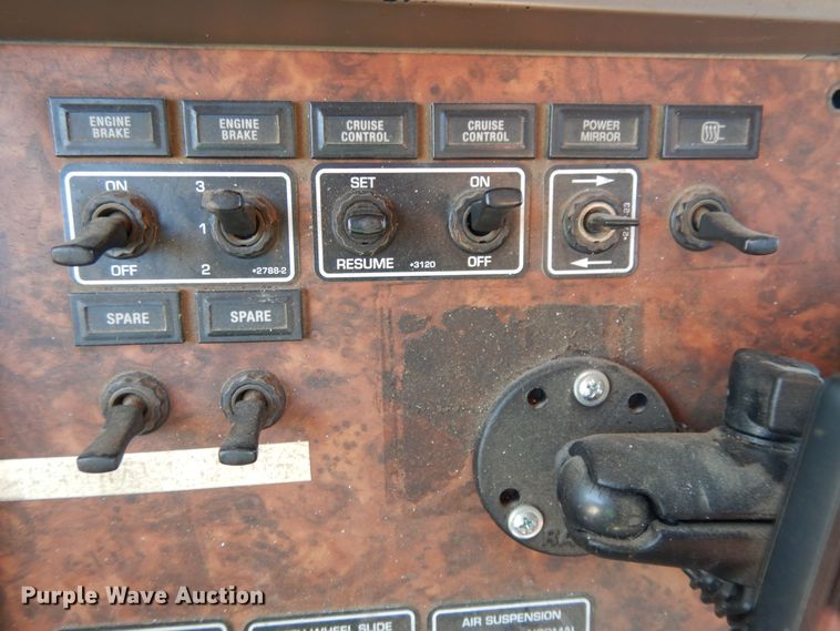 image for item DJ3253 2005 Kenworth T800  semi truck