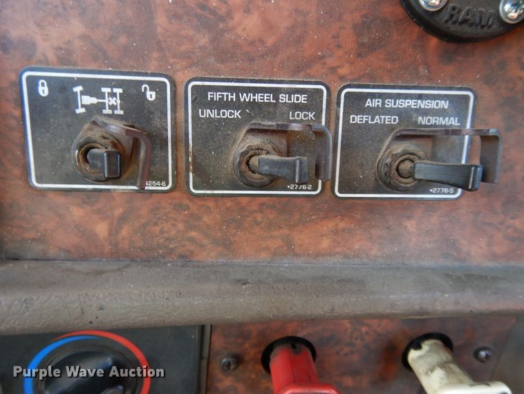 image for item DJ3253 2005 Kenworth T800  semi truck