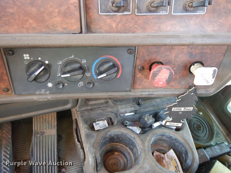 image for item DJ3253 2005 Kenworth T800  semi truck