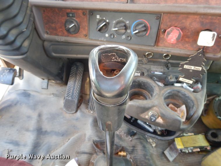 image for item DJ3253 2005 Kenworth T800  semi truck