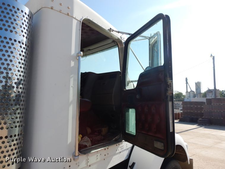 image for item DJ3253 2005 Kenworth T800  semi truck