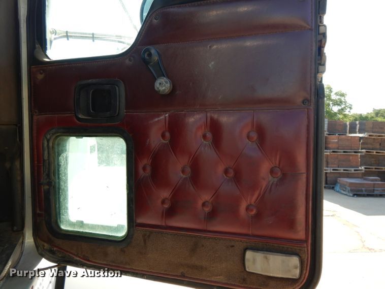 image for item DJ3253 2005 Kenworth T800  semi truck