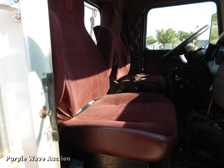 image for item DJ3253 2005 Kenworth T800  semi truck