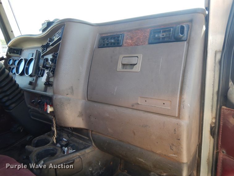 image for item DJ3253 2005 Kenworth T800  semi truck