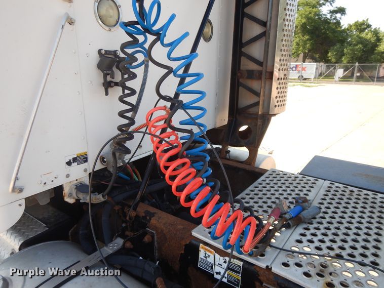 image for item DJ3253 2005 Kenworth T800  semi truck