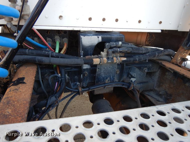 image for item DJ3253 2005 Kenworth T800  semi truck