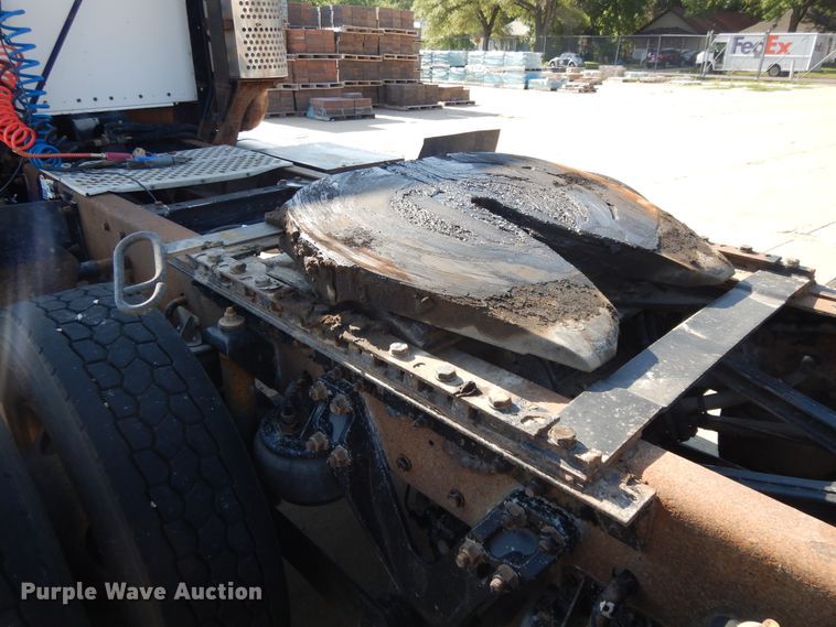 image for item DJ3253 2005 Kenworth T800  semi truck