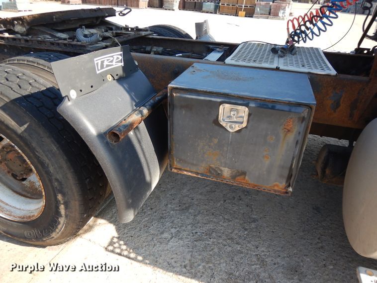 image for item DJ3253 2005 Kenworth T800  semi truck