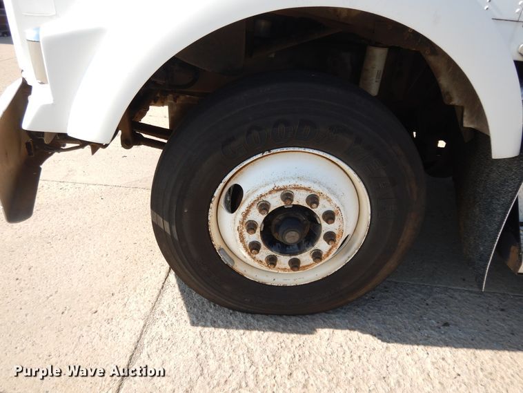 image for item DJ3253 2005 Kenworth T800  semi truck