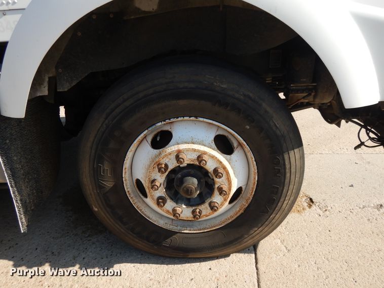 image for item DJ3253 2005 Kenworth T800  semi truck