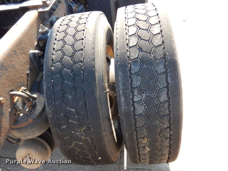 image for item DJ3253 2005 Kenworth T800  semi truck