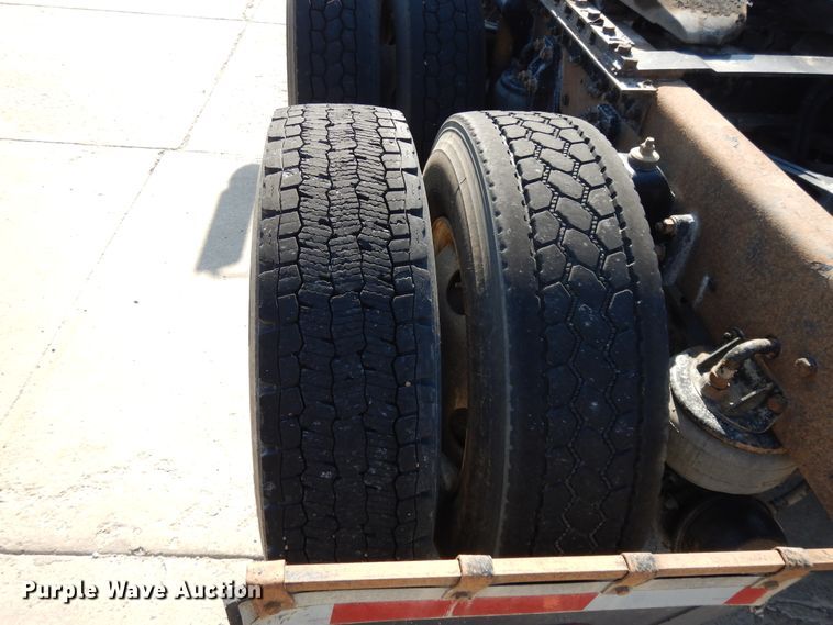 image for item DJ3253 2005 Kenworth T800  semi truck