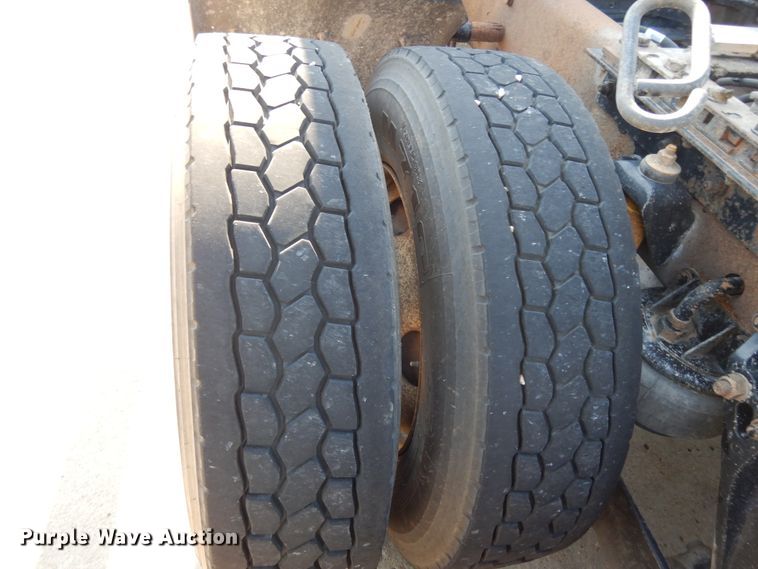 image for item DJ3253 2005 Kenworth T800  semi truck