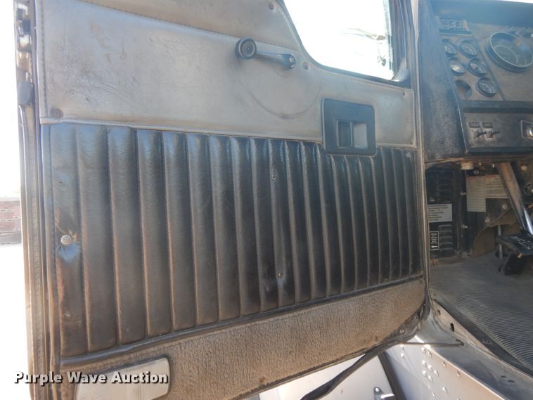 image for item DJ3254 1998 Kenworth T800  semi truck