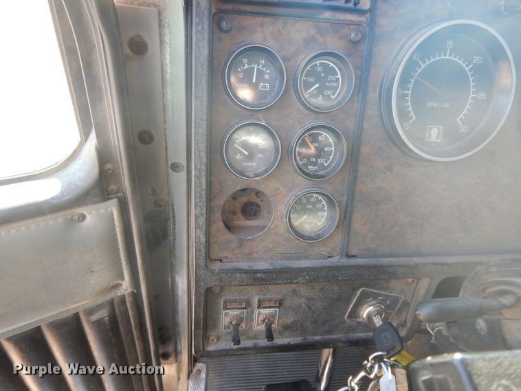 image for item DJ3254 1998 Kenworth T800  semi truck