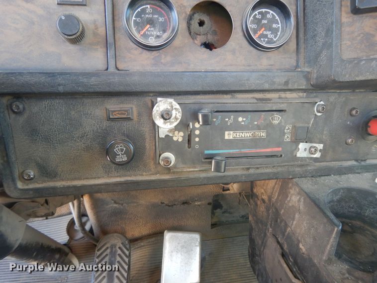 image for item DJ3254 1998 Kenworth T800  semi truck