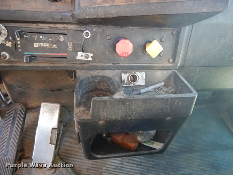 image for item DJ3254 1998 Kenworth T800  semi truck