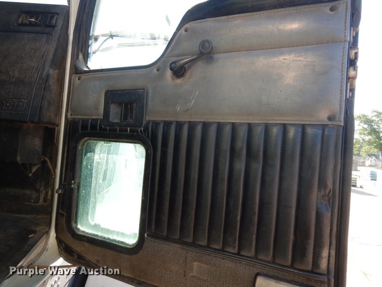 image for item DJ3254 1998 Kenworth T800  semi truck