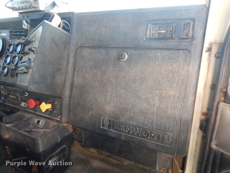 image for item DJ3254 1998 Kenworth T800  semi truck