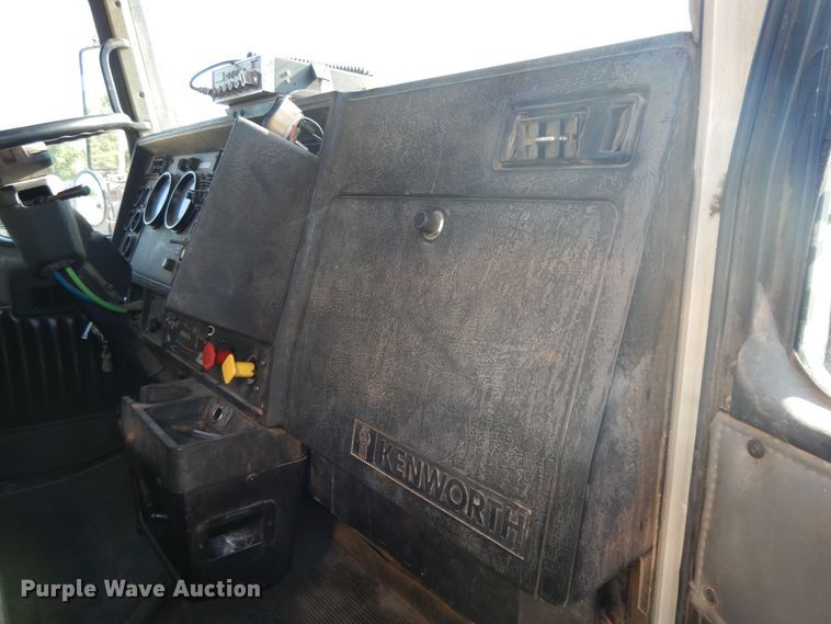 image for item DJ3254 1998 Kenworth T800  semi truck