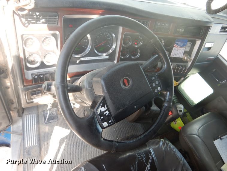 image for item DJ3448 2007 Kenworth T600  semi truck