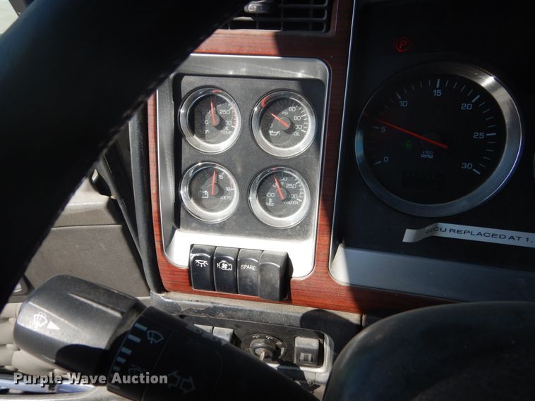 image for item DJ3448 2007 Kenworth T600  semi truck