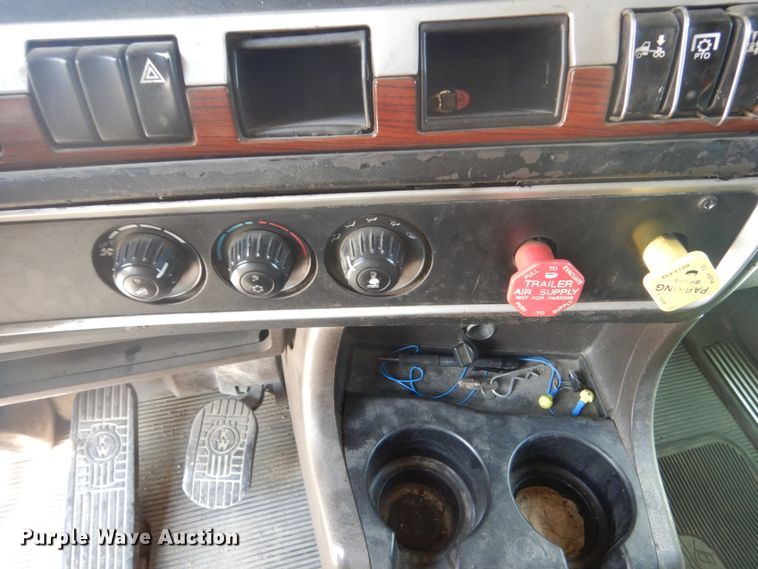 image for item DJ3448 2007 Kenworth T600  semi truck