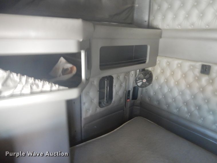 image for item DJ3448 2007 Kenworth T600  semi truck