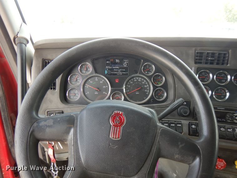 image for item FN9279 2016 Kenworth T680  semi truck