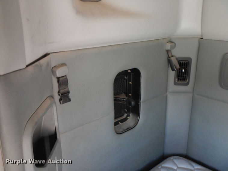 image for item FN9279 2016 Kenworth T680  semi truck