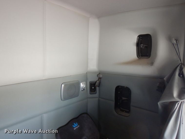 image for item FN9279 2016 Kenworth T680  semi truck