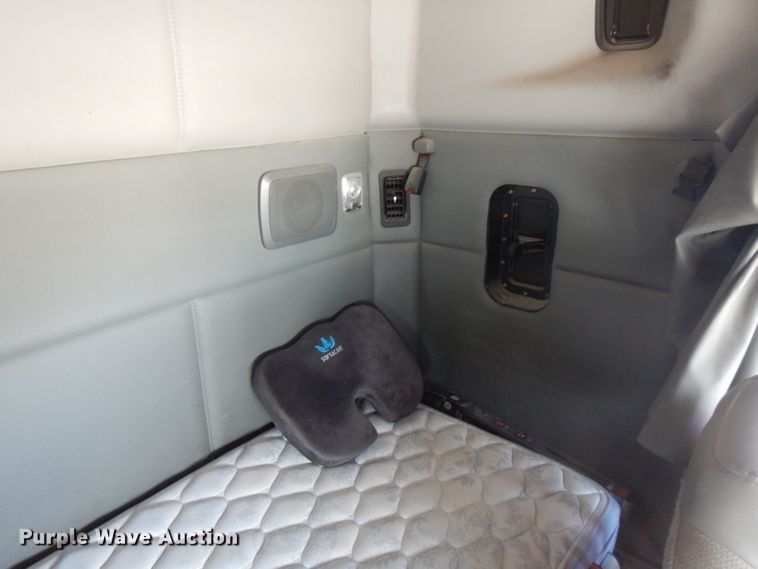 image for item FN9279 2016 Kenworth T680  semi truck