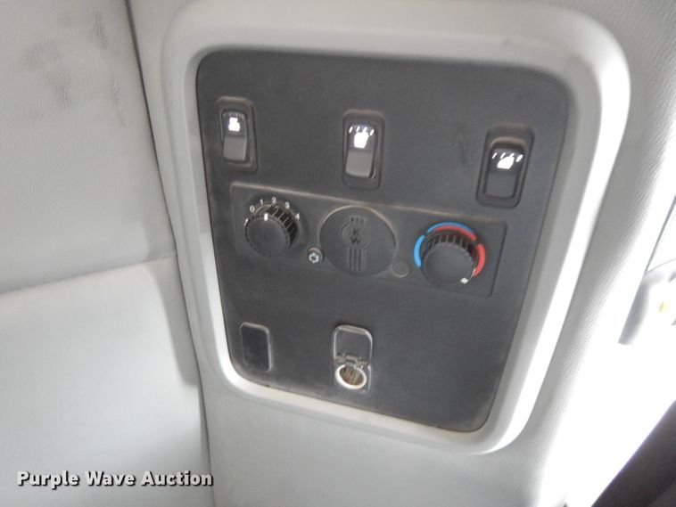 image for item FN9279 2016 Kenworth T680  semi truck