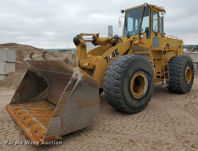 image for item GM9263 1994 John Deere 744E  wheel loader