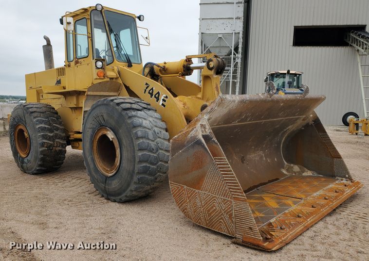 image for item GM9263 1994 John Deere 744E  wheel loader