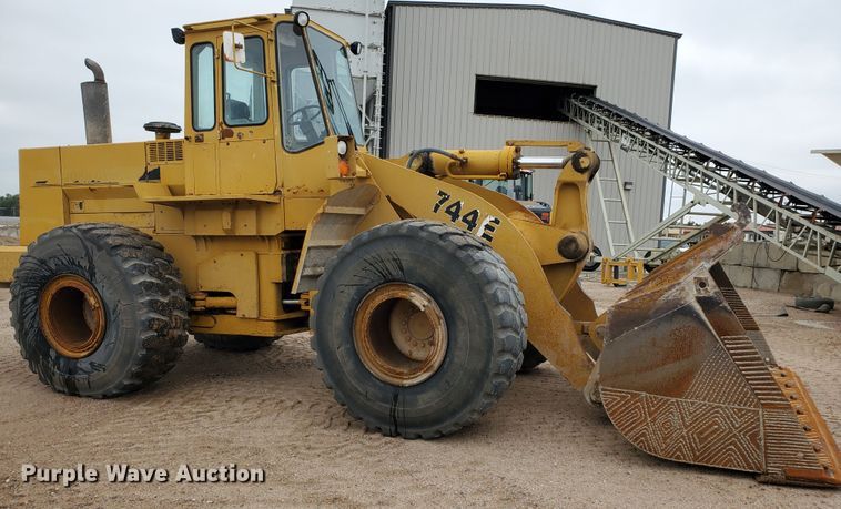 image for item GM9263 1994 John Deere 744E  wheel loader