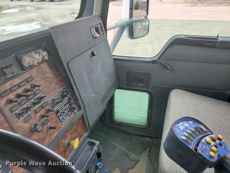 image for item GM9264 2000 Kenworth T800B  ready mix truck