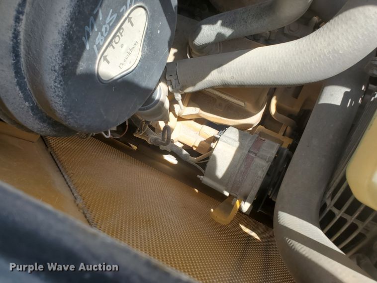 image for item GM9269 2006 John Deere 650J XLT  dozer