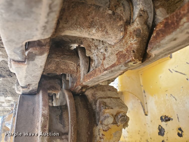 image for item GM9269 2006 John Deere 650J XLT  dozer