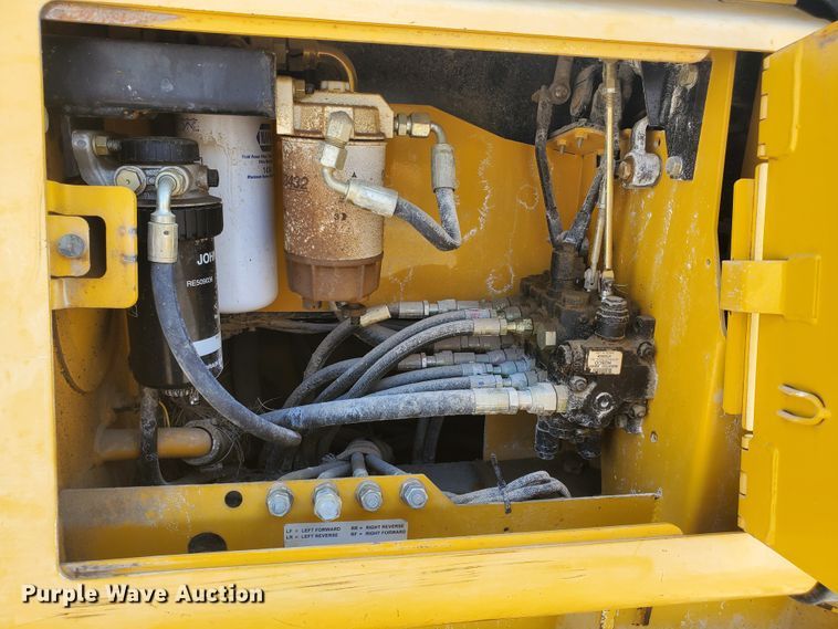 image for item GM9269 2006 John Deere 650J XLT  dozer