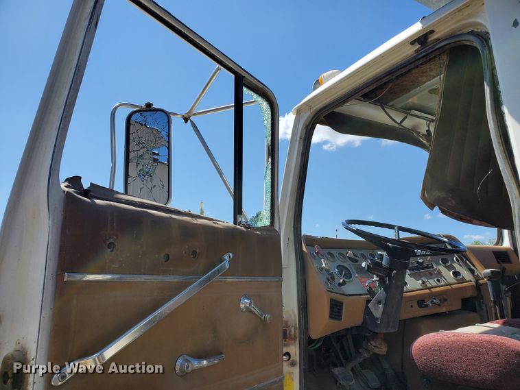 image for item GM9291 1988 Ford L9000 AeroMax  dump truck