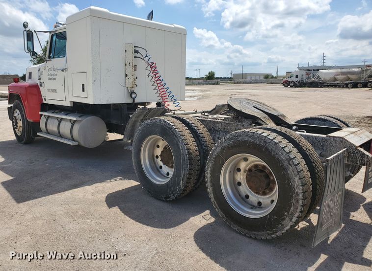 image for item GM9292 1989 Ford LTL9000  semi truck